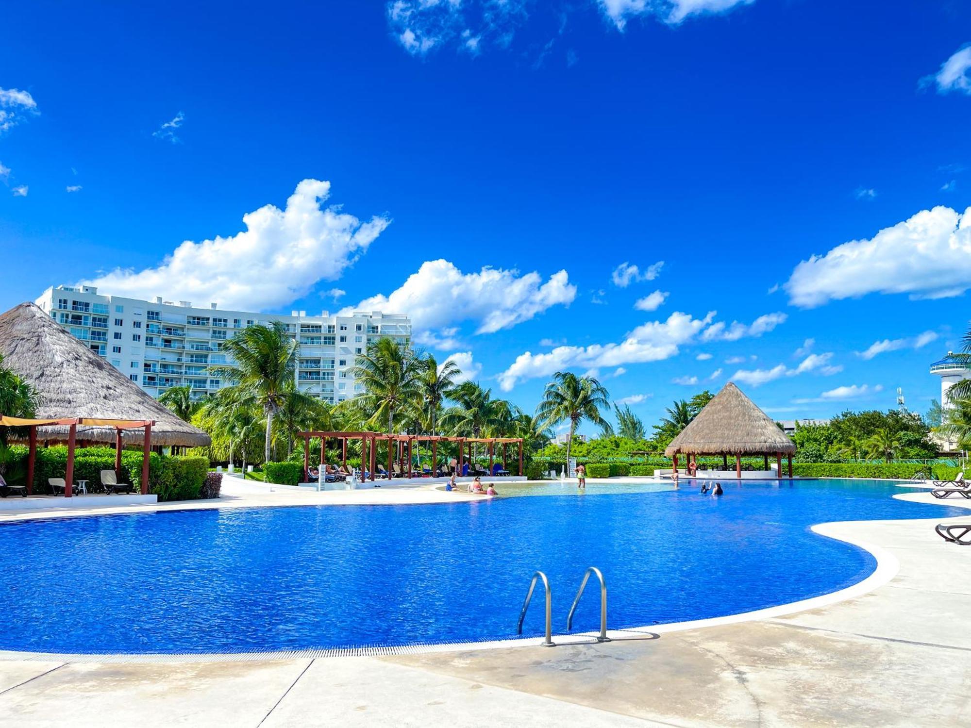 New Beachfront Luxury Apartments Cancún Exteriör bild
