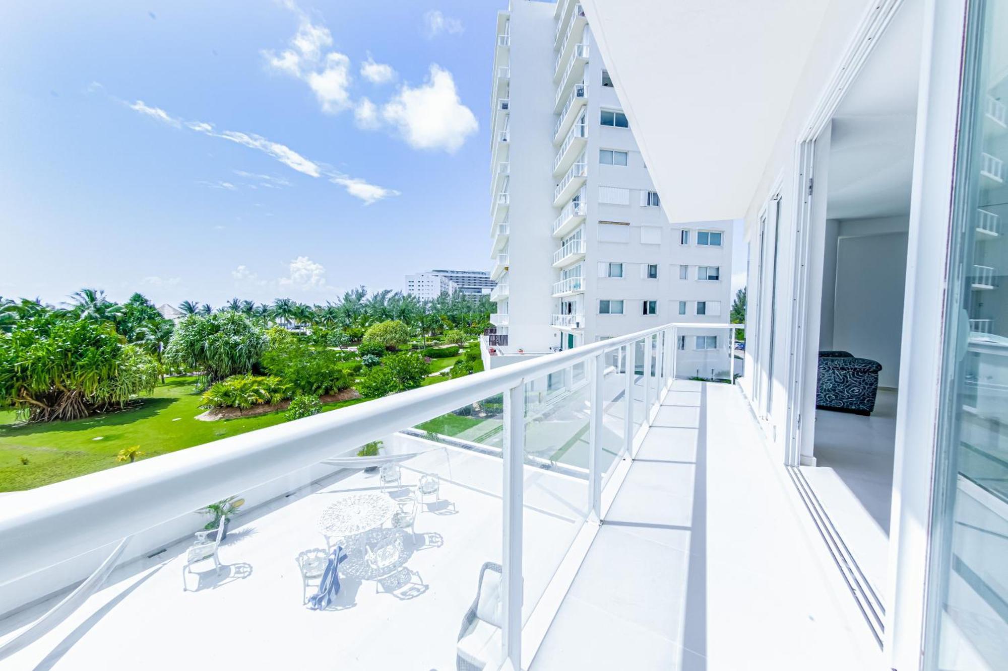 New Beachfront Luxury Apartments Cancún Exteriör bild